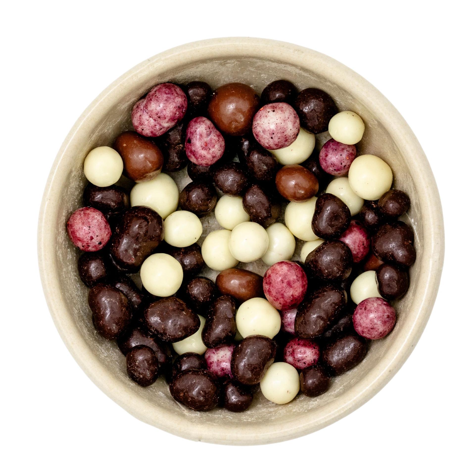 Blåbær, hindbær og jordbærsstykker i tre slags chokolade Økologisk Fairtrade 5kg